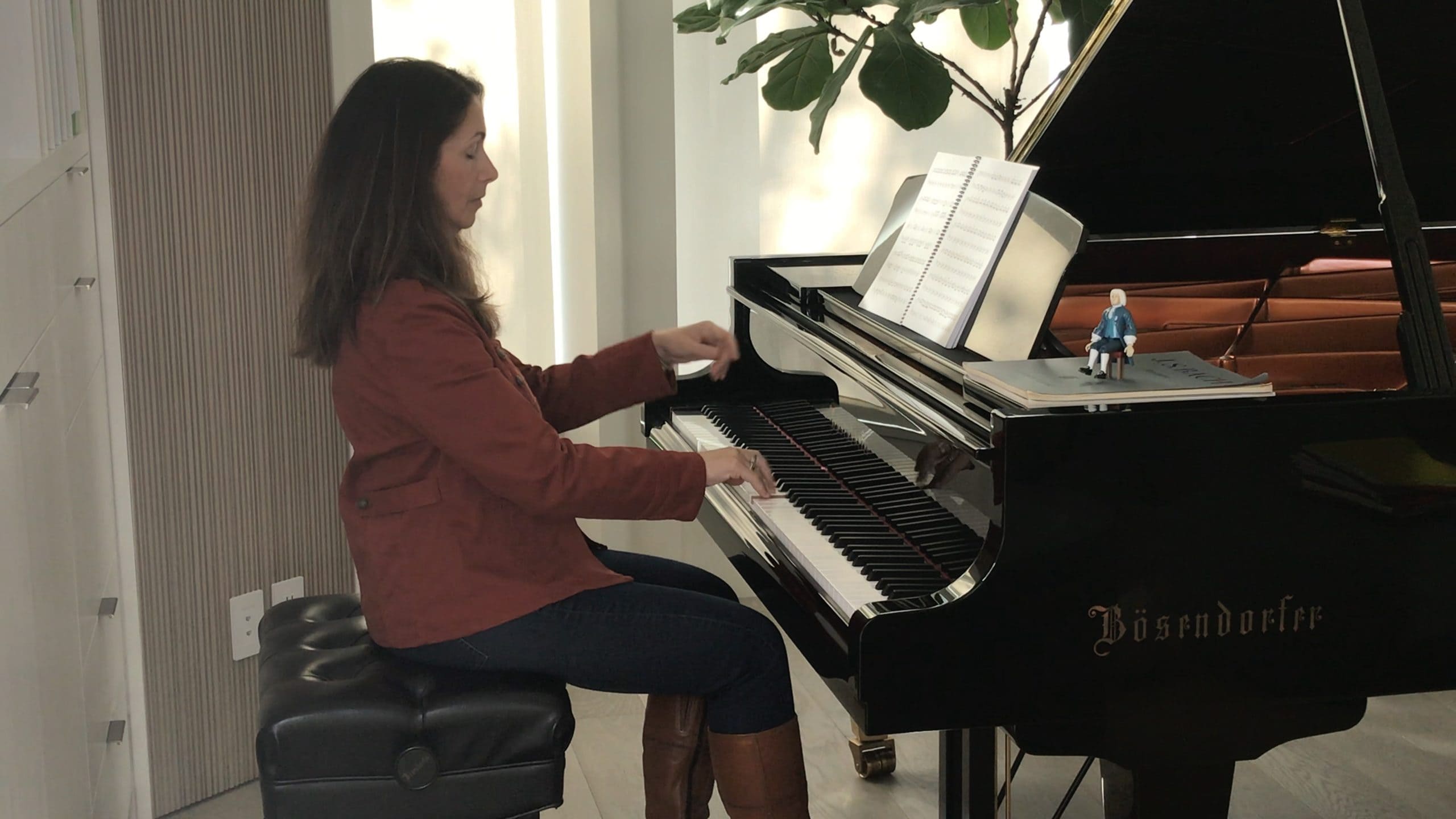 Eleonor Bindman playing at piano